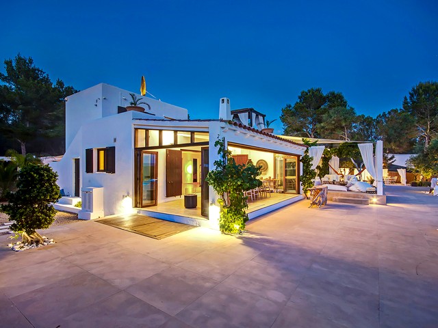 villa by night